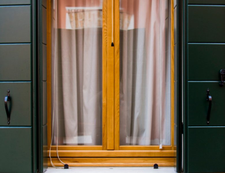 Rénovation de volets à La Rochelle : comment choisir son professionnel pour vos travaux ?