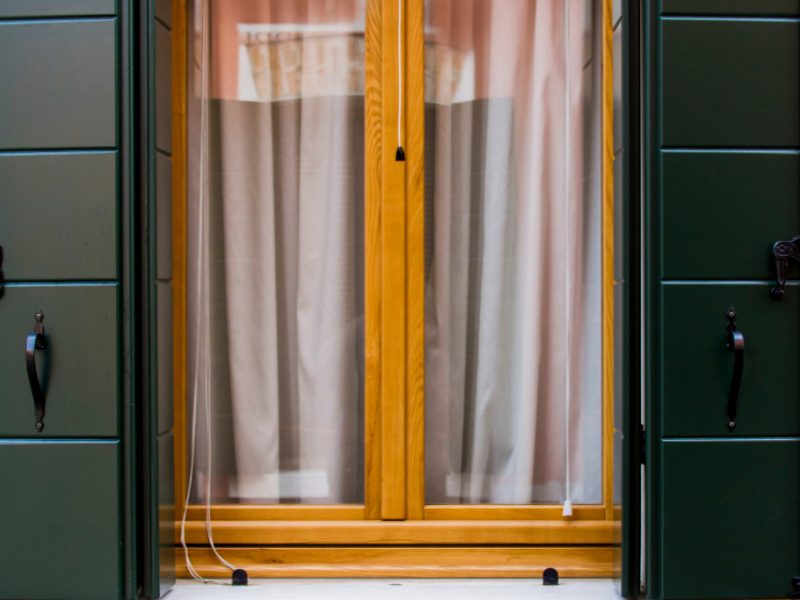 Rénovation de volets à La Rochelle : comment choisir son professionnel pour vos travaux ?