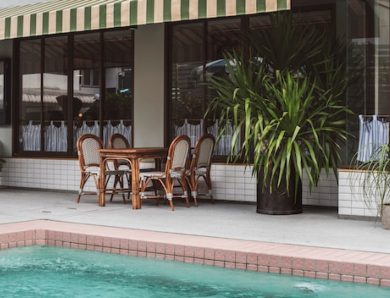 Comment profiter pleinement de votre terrasse tout l’été grâce à un store extérieur bien installé