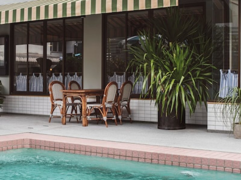 Comment profiter pleinement de votre terrasse tout l’été grâce à un store extérieur bien installé